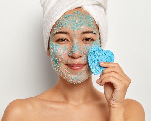 Cara Eksfoliasi yang Tepat Berdasarkan 5 Jenis Kulit