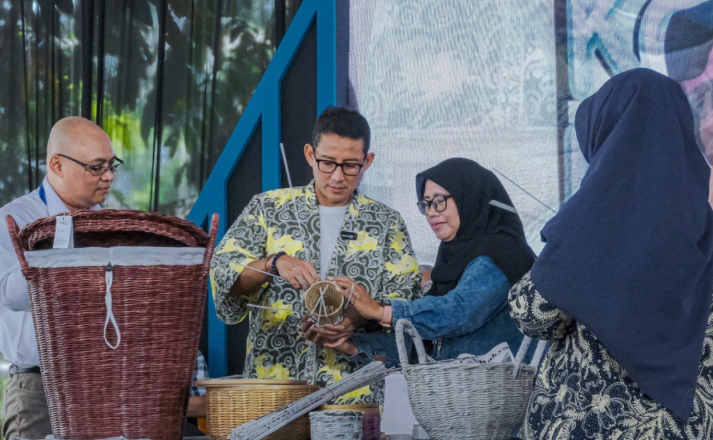 Menparekraf Sandiaga sangat fokus menganyam kertas koran bekas. Dok. Kemenparekraf