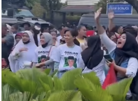 Viral Video Rombongan Emak-emak Pendukung Ganjar Nyatakan Cinta ke Anies Baswedan