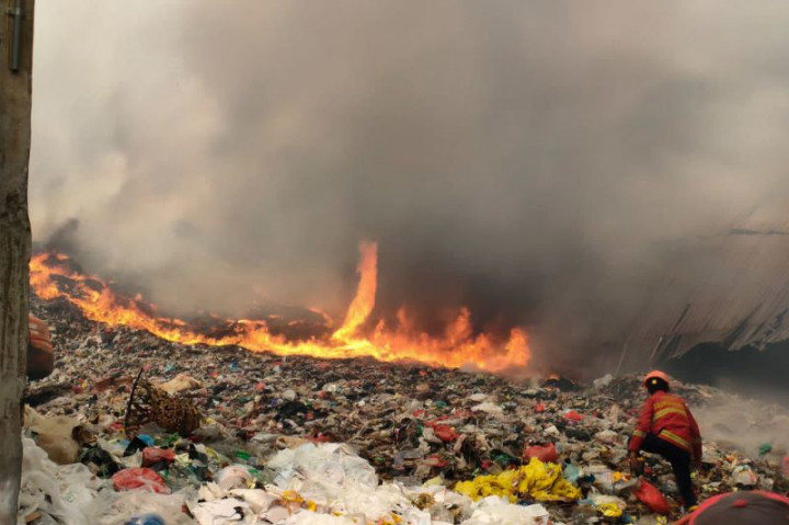 Pemkot Minta Bantuan Basarnas Tangani Kebakaran TPA Rawa Kucing Tangerang