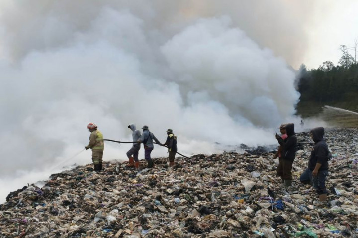 Gunungan Sampah di TPA Tlekung Kota Batu Terbakar