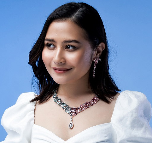 Prilly mengenakan kalung dan anting dari koleksi 