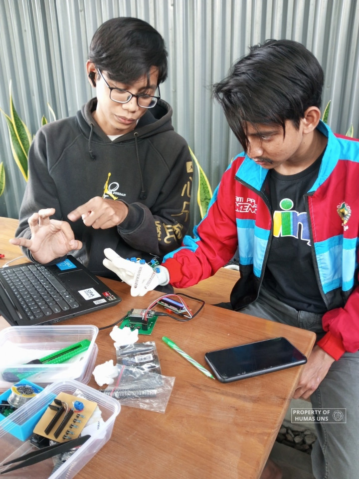 Sarung Tangan Penerjemah Bahasa Isyarat Inovasi UNS, Ini Keunggulannya