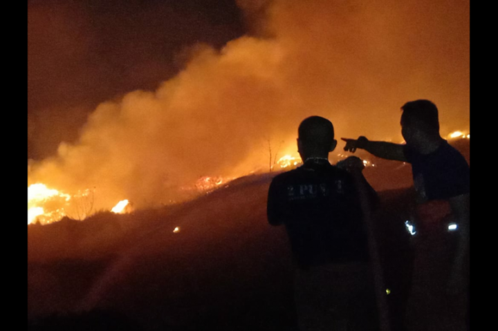 BNPB Siapkan Helikopter Water Bombing Tangani Kebakaran TPA Rawa Kucing