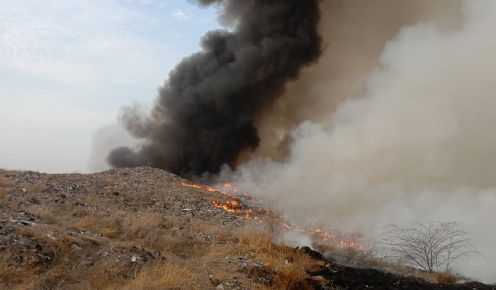 Titik Api di TPA Rawa Kucing Tangerang Dikeruk