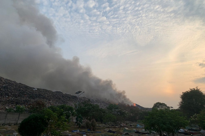 Angin Kencang Semakin Menyulitkan Pemadaman Kebakaran TPA Rawa Kucing
