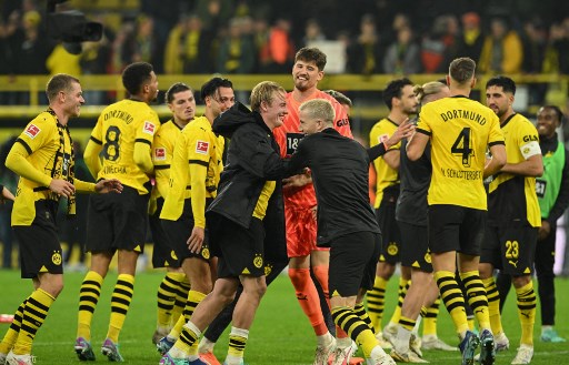 Selebrasi kemenangan para pemain Borussia Dortmund. (INA FASSBENDER / AFP)
