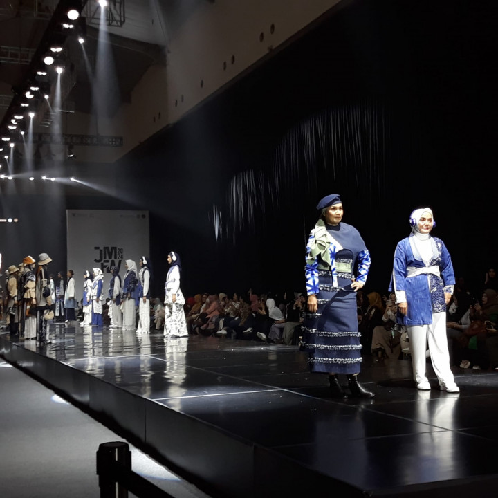 Dibalut Rancangan Siswa SMK, Dirjen dan Sesjen Melenggok di Runway JMFW 2024