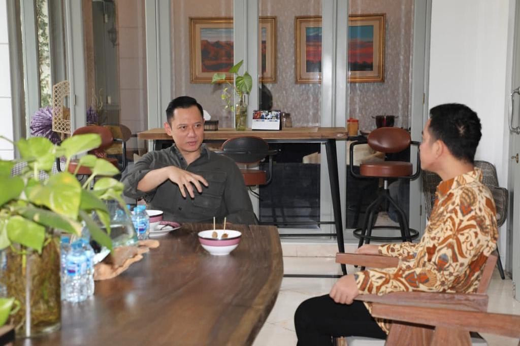 Momen Gibran Sambangi Kediaman AHY