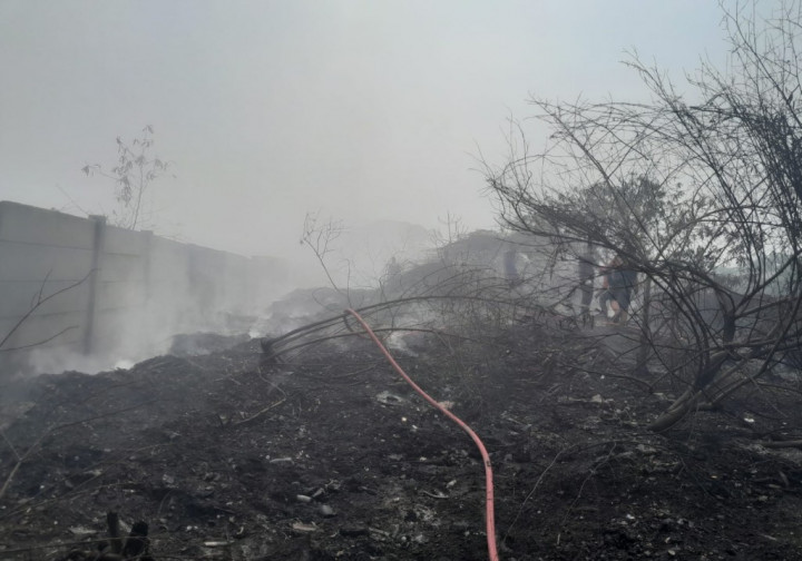 BNPB Kerahkan 4 Ton Air Padamkan Kebakaran TPA Rawa Kucing Tangerang