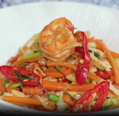 Sontek cara buat tumis sayur teppanyaki. (Foto: Dok. Endeus TV)
