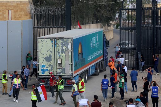 Tank Israel tak sengaja tembak pos perbatasan Mesir tempat bantuan untuk Gaza lewat. (AFP)