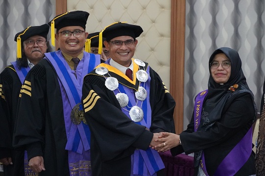 Ungkap Sikap Mental Anak Lewat Karya Sastra, U'um Qomariah Sabet Gelar Doktor di Unnes