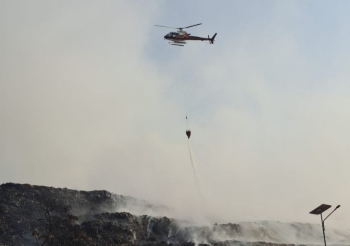 Helikopter BNPB Siramkan 800 Liter Air Padamkan TPA Rawa Kucing