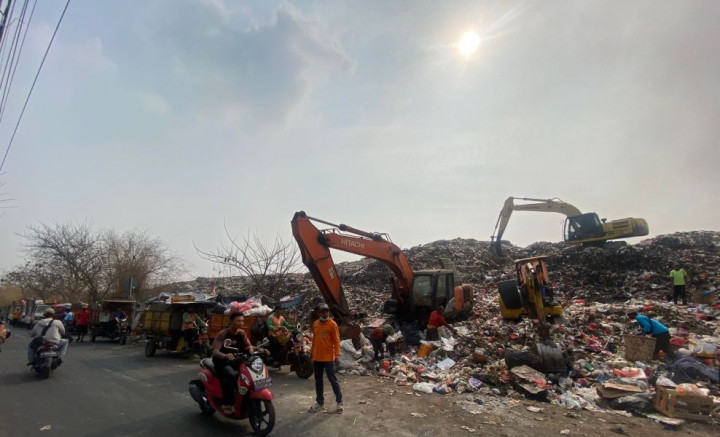 TPA Rawa Kucing Terbakar, Pengangkutan Sampah Kota Tangerang Tetap Berjalan