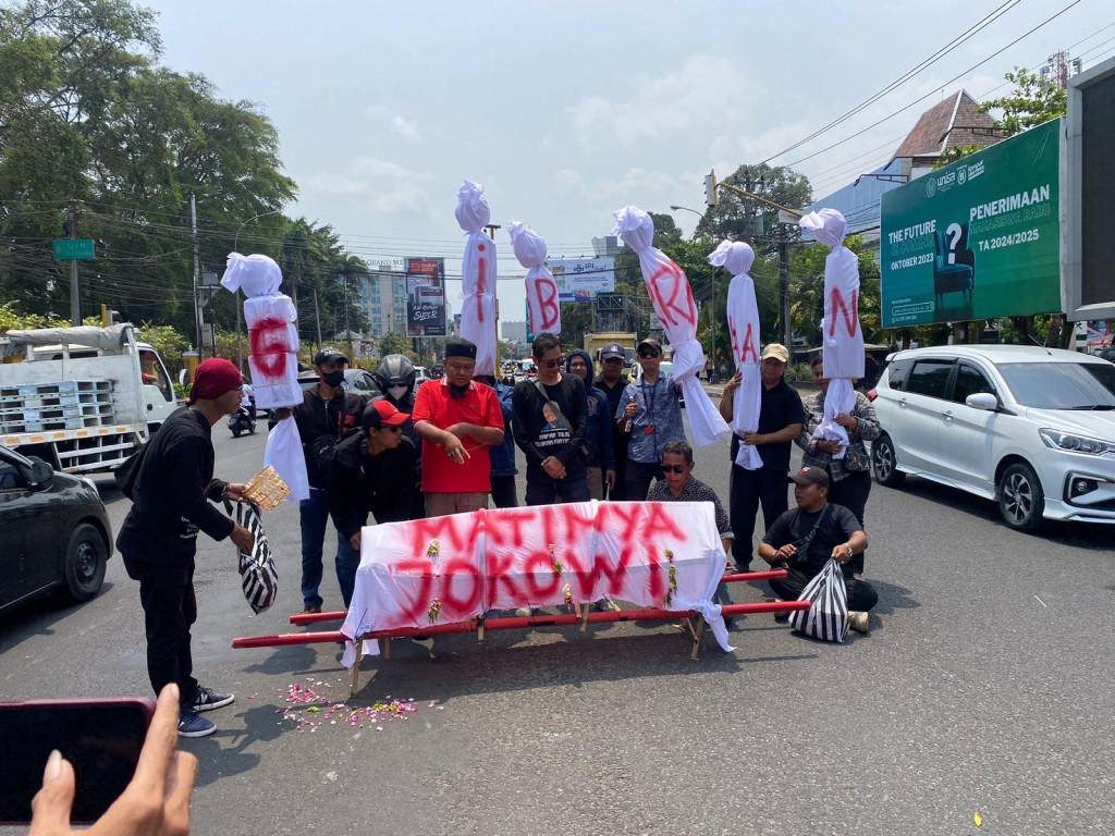 Kecewa dengan Jokowi, Eks Relawan Protes Bawa Pocong Bertuliskan Gibran