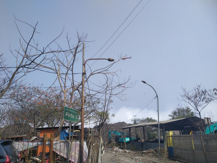 Dekat Bandara Soetta, Pemadaman <i>Water Bombing</i> di TPA Rawa Kucing Terkendala