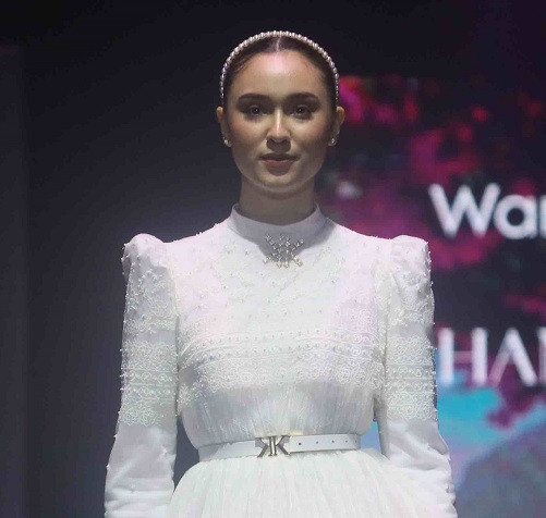 Yasmin Napper mengenakan koleksi Wardah x KHANAAN di JMFW 2023. (Foto: Dok. Wardah)