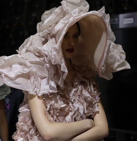 LUX di Jakarta Fashion Week Suguhkan Koleksi Gaun Bertabur 'Keharuman' Bunga