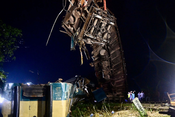 Dua Kereta Api Bertabrakan, Tujuh Belas Orang Tewas