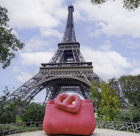 Instalasi tas raksasa Buttonscarves Nina Bag di Menara Eiffel, Paris. (Foto: Dok. Buttonscarves)