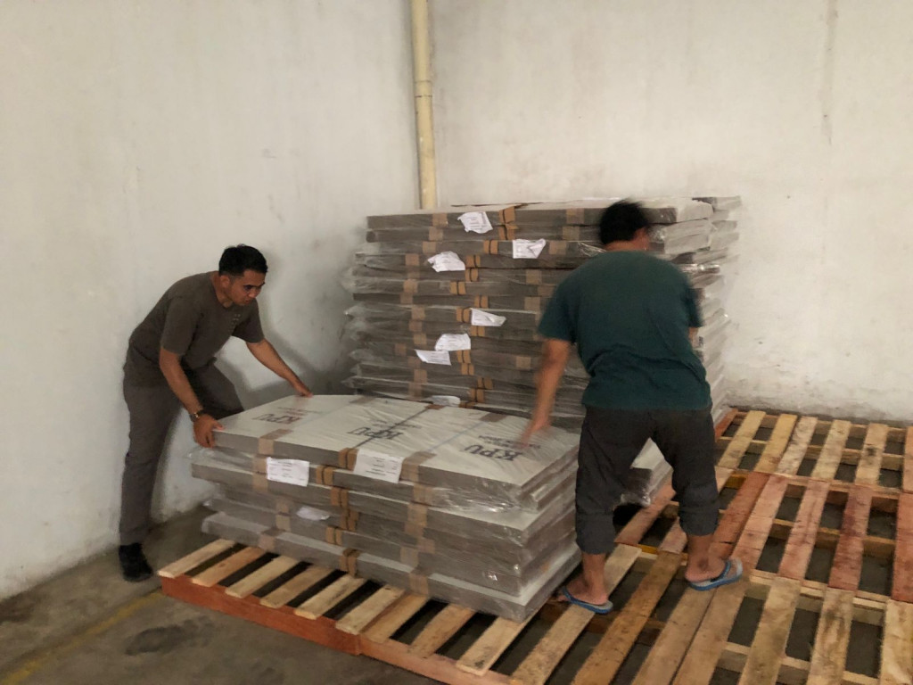4.490 Bilik Suara Tiba di KPU Makassar