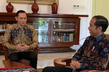 Presiden Joko Widodo bersama dengan Agus Harimurti Yudhoyono. (Branda Antara)