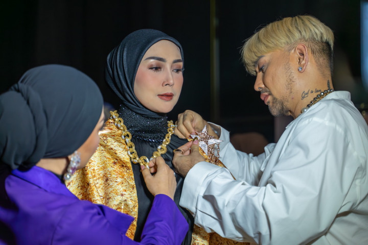 Kolaborasi Spesial Caren Delano di Jakarta Muslim Fashion Week 2024