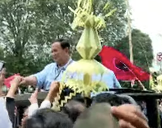 Bendera PDIP Berkibar Antar Prabowo-Gibran ke KPU