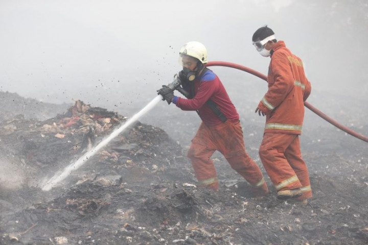 Pipa Injeksi Disebar ke 40 Titik Kebakaran TPA Rawa Kucing Tangerang