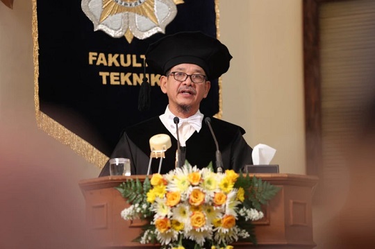 Teliti Material Komposit di Bidang Otomotif, Heru Santoso Dikukuhkan sebagai Guru Besar UGM