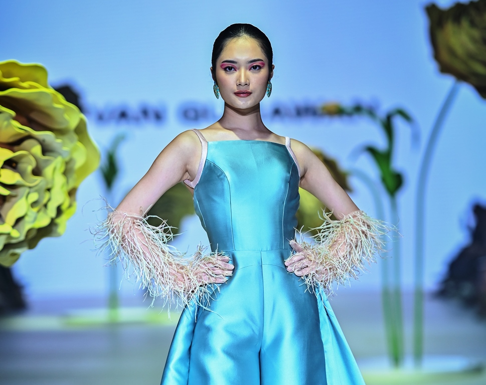 Koleksi “Kembang Setaman” terdiri dari 16 set rancangan womenswear dan 5 set rancangan menswear. Dok. Jakarta Fashion Week 2024 