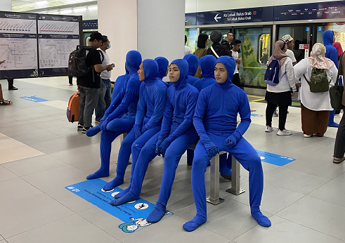 Sejumlah orang berkostum biru di Mass Rapid Transit (MRT). (Foto: Dok. Istimewa)