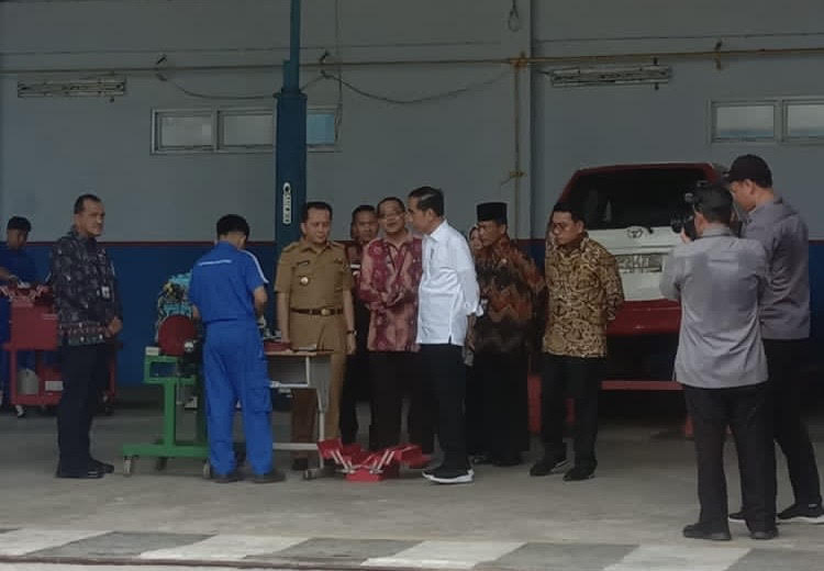 Presiden Jokowi meninjau fasilitas sekolah di SMK Negeri 2 Palembang, Kamis, 26 Oktober 2023. Medcom.id/ Gonti Hadi Wibowo