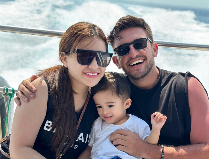 Nathalie Holscher Pamer Foto Bareng Tunangan Bule, Netizen: Murahan Amat!