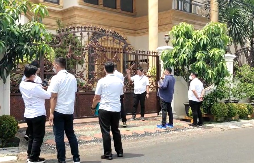 Polisi Juga Geledah Rumah Tetangga Firli Bahuri di Bekasi