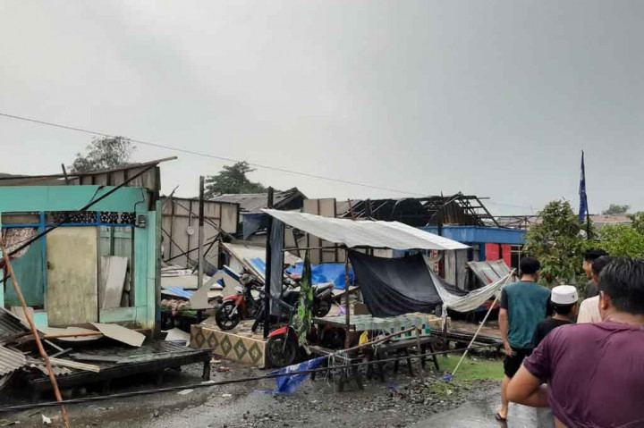 Angin Kencang Landa Tiga Kabupaten di Kalsel