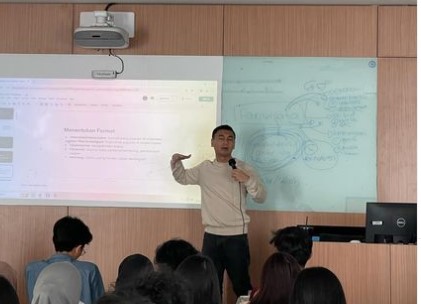 Raditya Dika Jadi Dosen di UI, Netizen: Bambang Sugeni Alih Profesi