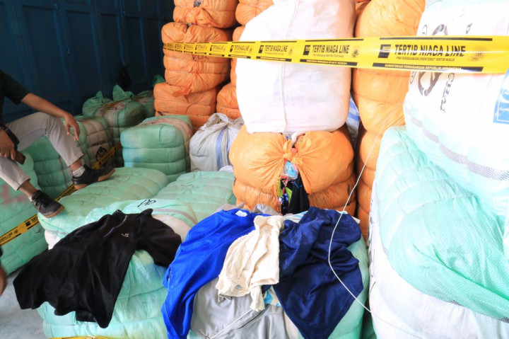 Pemerintah Musnahkan 634 Bal Pakaian Impor Bekas