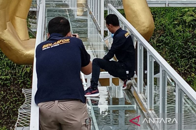 Tim Laboratorium Forensik Cabang Semarang melakukan olah tempat kejadian perkara (TKP) pada wahana jembatan kaca