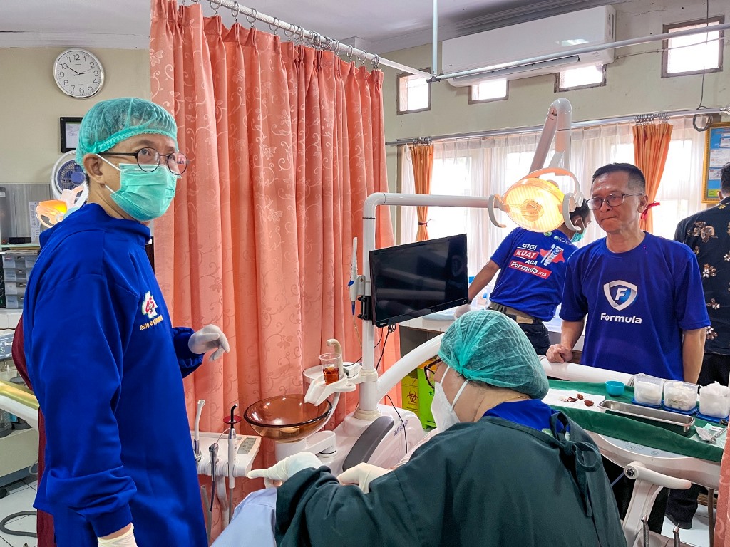 Bakti Sosial Pelayanan dan Penyuluhan Kesehatan Gigi dan Mulut yang diadakan oleh International College of Dentists (ICD) Section XV Region 38 Indonesia, Persatuan Dokter Gigi Indonesia (PDGI) Kabupaten Kuningan. Dok. Ist