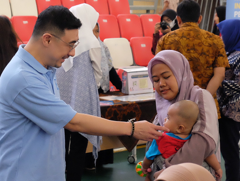 Axton Salim selaku Direktur PT Indofood Sukses Makmur Tbk dan perwakilan penerima manfaat. (Foto: Dok. Istimewa)