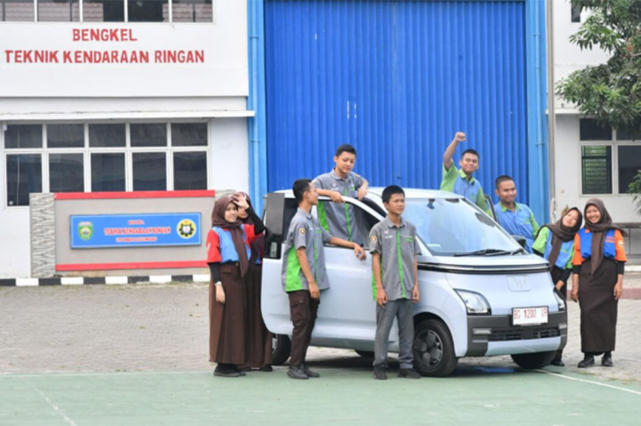 Ini Mobil Listrik dari Jokowi untuk Siswa SMKN 2 Palembang