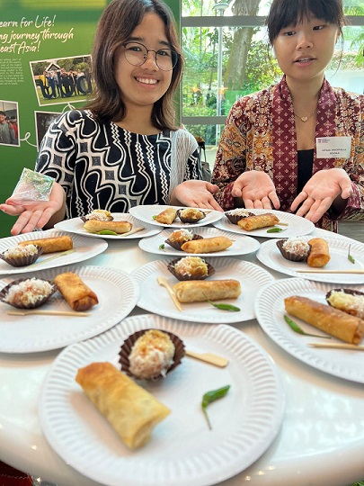 Hidangkan Lumpia, Jurus Mahasiswa IISMA Kenalkan Pendidikan Indonesia di NTU