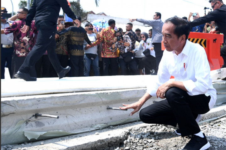 Jokowi Tinjau Perbaikan Jalan 'Dajjal' di Lampung Tengah