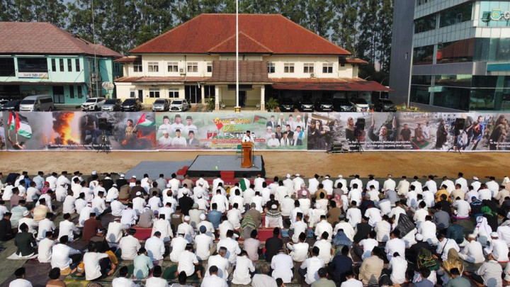 Wali Kota Tangsel Bersama Ribuan Masyarakat Lakukan Salat Istisqa