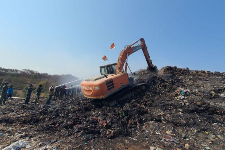 Pemadaman Kebakaran TPA Suwung Bali Difokuskan via Darat