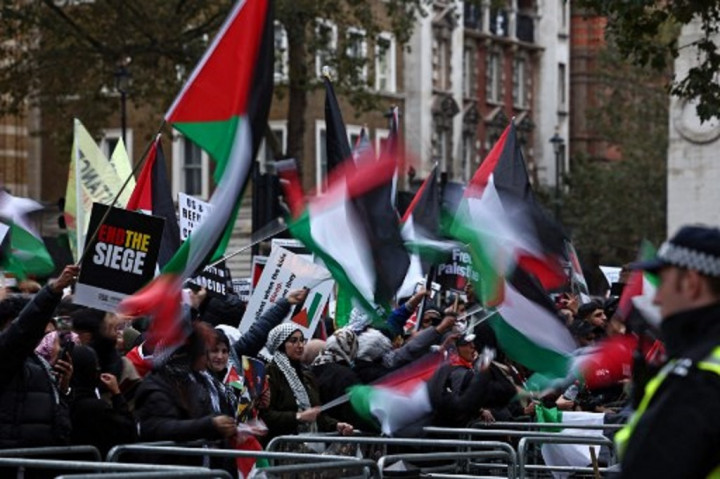 Ribuan Orang Berunjuk Rasa Dukung Palestina di Inggris, Prancis dan Swiss