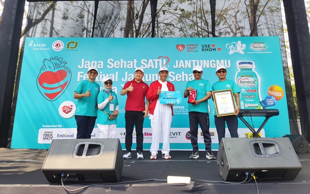 Penyerahan rekor MURI kepada PT Sanghiang Perkasa (KALBE Nutritionals) untuk Pengurangan Akumulasi Satuan Kolesterol Pertama untuk Donasi. (Foto: Dok. Kalbe Nutritional)