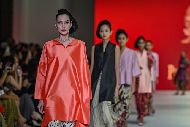Putri Pare Setiawati meluncurkan koleksi dengan nuansa warna Lembayung di JFW 2024. (Foto: Dok. Istimewa)